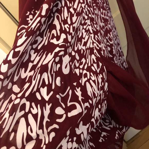 BURGUNDY DRESS WITH WHITE DESIGN ON BOTTOM - Picture 4 of 7